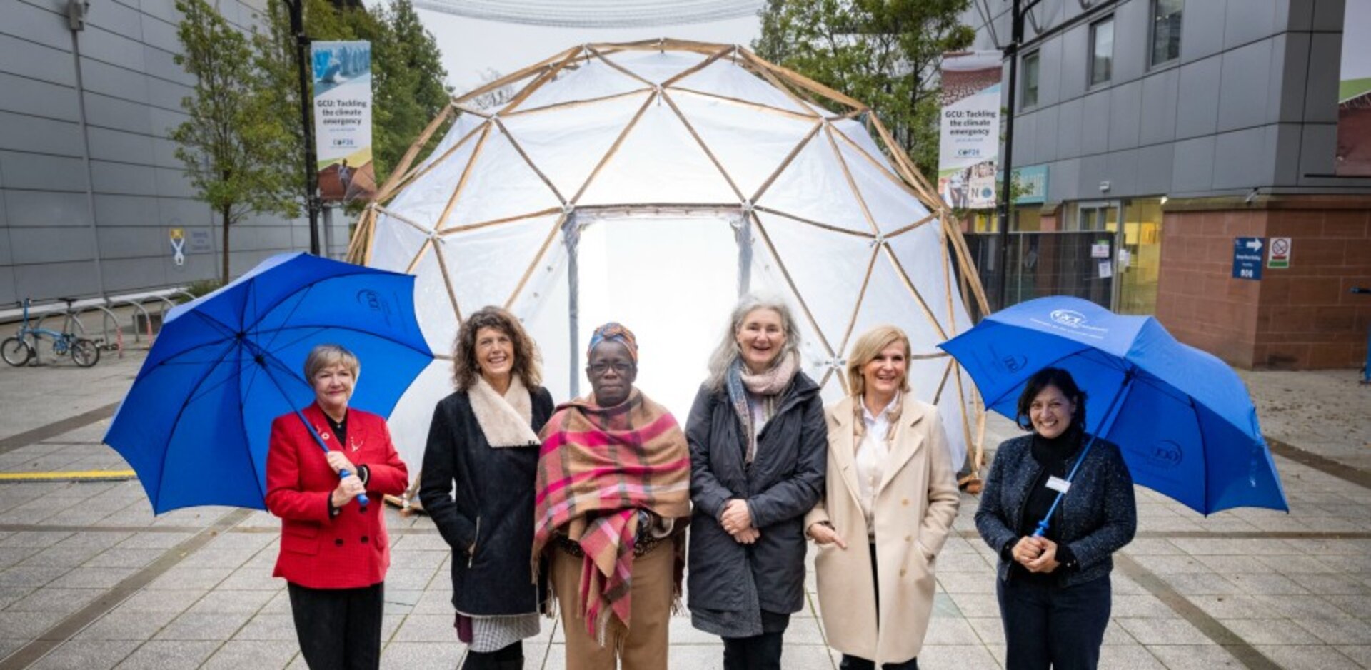 At the conference the key speakers had their pictures taken in front of a giant ‘pollution pod’ that mimics the air quality of the future (2040).